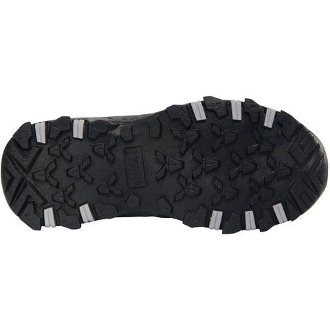 Unteransicht der schwarzen Viking TEX Knöchelschuh Track Mid WP SL-Sohle; grobes Profil mit blockförmigen Stollen und grauen Inserts.