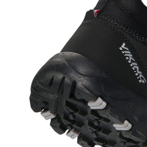 Detailaufnahme: schwarzer Viking TEX Knöchelschuh Track Mid WP SL, Seitenansicht mit Strickkragen und grober Sohle.