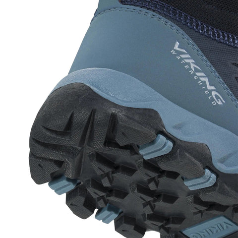 Detailaufnahme eines VIKING TEX Knöchelschuh TRACK MID SL in Navy/Denim; blaues Obermaterial und grobe Sohle