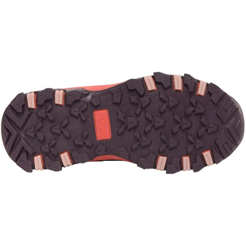 Unterseite des VIKING TEX Knöchelschuh TRACK MID SL: pflaume/koralle, grobes Profil mit pinken Akzenten, Logo sichtbar.