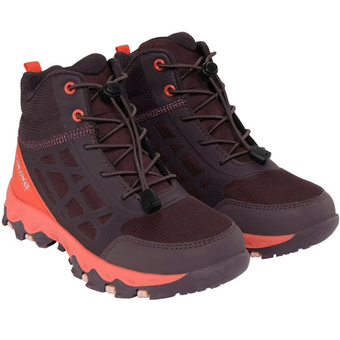 Detailaufnahme der Viking TEX Knöchelschuh TRACK MID SL in pflaume/koralle, Vorderansicht mit Schnürung