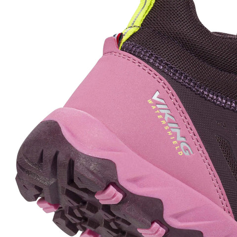 Detailaufnahme eines pinken Viking TEX Knöchelschuh TRACK MID SL in Pflaume/Pink – pinkes Obermaterial, Seitenansicht.