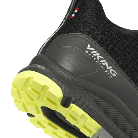 Schuhe: Detailaufnahme des schwarzen VIKING TEX Knöchelschuh FLOW MID WP 1V; gelbe Sohle sichtbar.