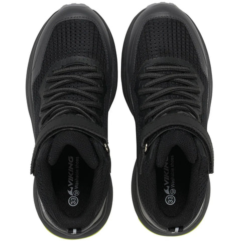 Ansicht von oben: Zwei schwarze Viking TEX Knöchelschuh FLOW MID WP 1V mit Schnürung und Mesh-Obermaterial.
