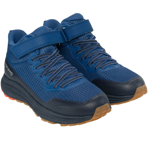 Detailaufnahme der Vorderseite von zwei blauen VIKING TEX Knöchelschuh FLOW MID WP 1V – Mesh-Obermaterial, Klettverschluss