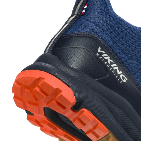 Detailaufnahme eines blauen Viking TEX Knöchelschuh FLOW MID WP 1V mit orangefarbener Sohle.