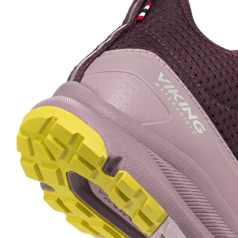 Seitenansicht des VIKING TEX Knöchelschuh FLOW MID WP 1V in Pflaume; gelbe Sohle, pinker Seitenbereich.