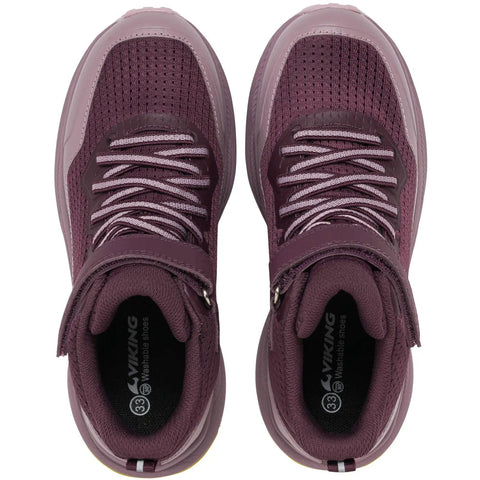 Schuhe: VIKING TEX Knöchelschuh FLOW MID WP 1V in Pflaume, zwei Schuhe von oben sichtbar; plumfarbener Oberstoff, weiße Schnürsenkel.