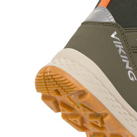 Seitenansicht – VIKING Oliv Schuh, olivgrünes Obermaterial, beige Sohle, Logo sichtbar.