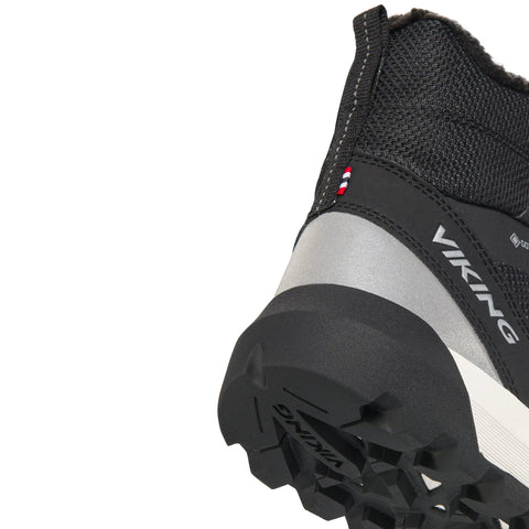 Seitenansicht: VIKING TEX Stiefel EXPOWER WARM GTX BOA – schwarz; gestrickter Schaft, grobe Profilsohle.
