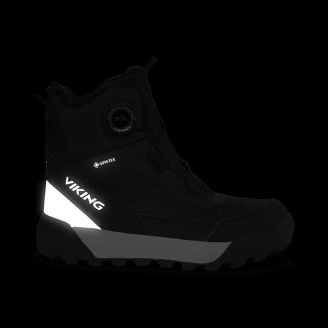 Seitenansicht eines schwarzen Viking TEX Stiefels EXPOWER WARM GTX BOA; sichtbare BOA-Drehverschluss und GORE-TEX-Label