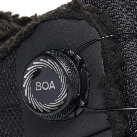 Detailaufnahme des VIKING TEX Stiefels EXPOWER WARM GTX BOA in Schwarz; sichtbarer BOA-Verschluss, Fellkragen sichtbar.