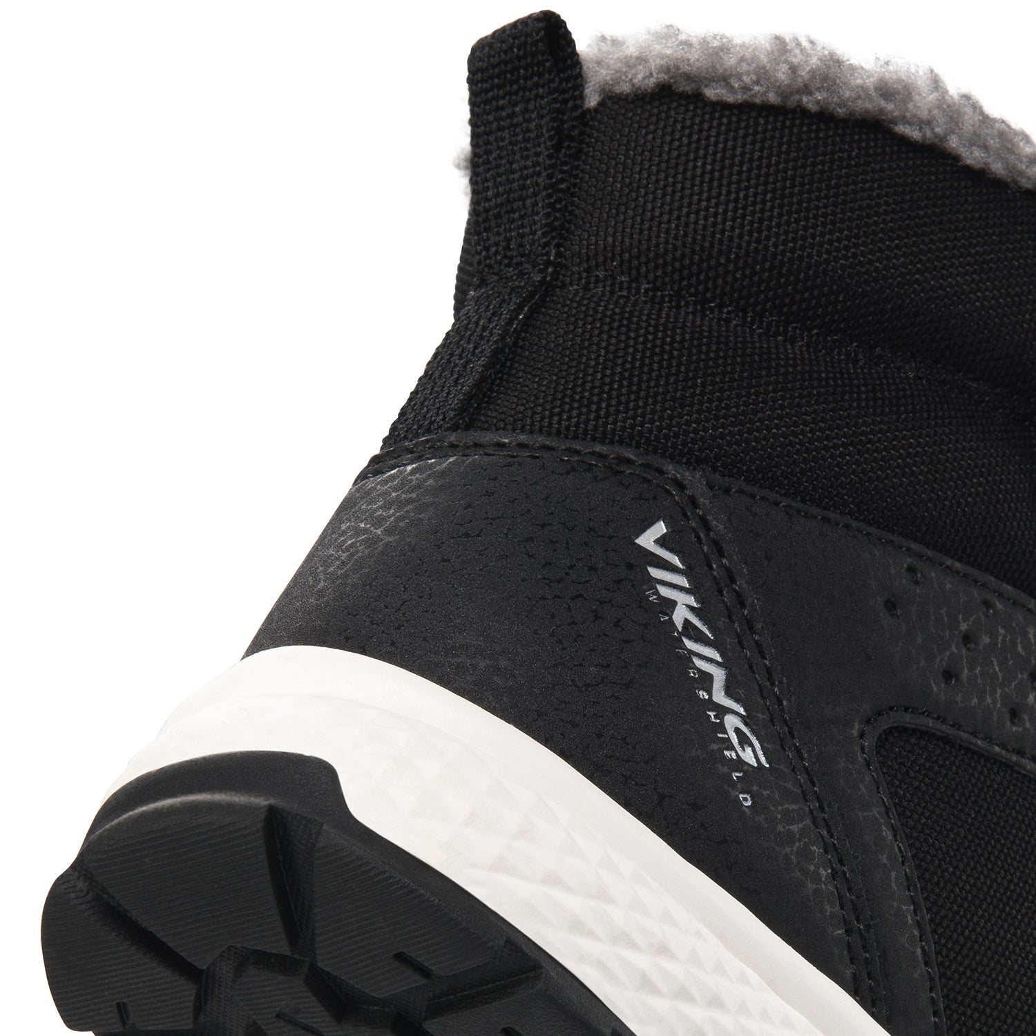 Schwarzer Knöchelschuh von VIKING TEX mit verstärktem Zehenbereich und atmungsaktivem Design