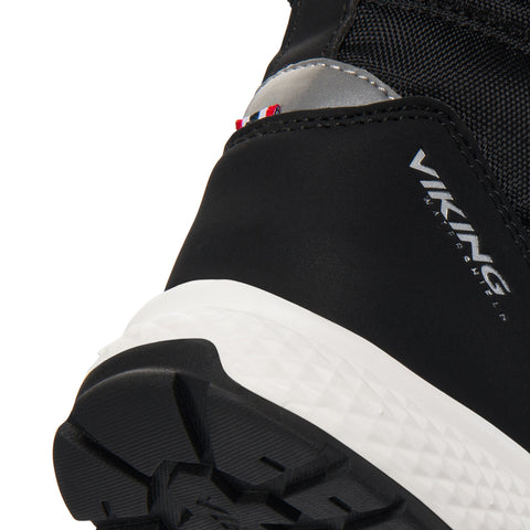  Person wearing VIKING TEX Stiefel EQUIP PULL-ON WARM 1V - schwarz while hiking in snowy terrain 