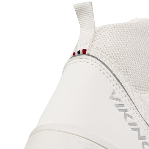 Viking Gore-Tex Knöchelschuh Fleek Warm GTX 1V créme - Lifestyle image of a woman wearing the ankle shoe on a hike in the mountains