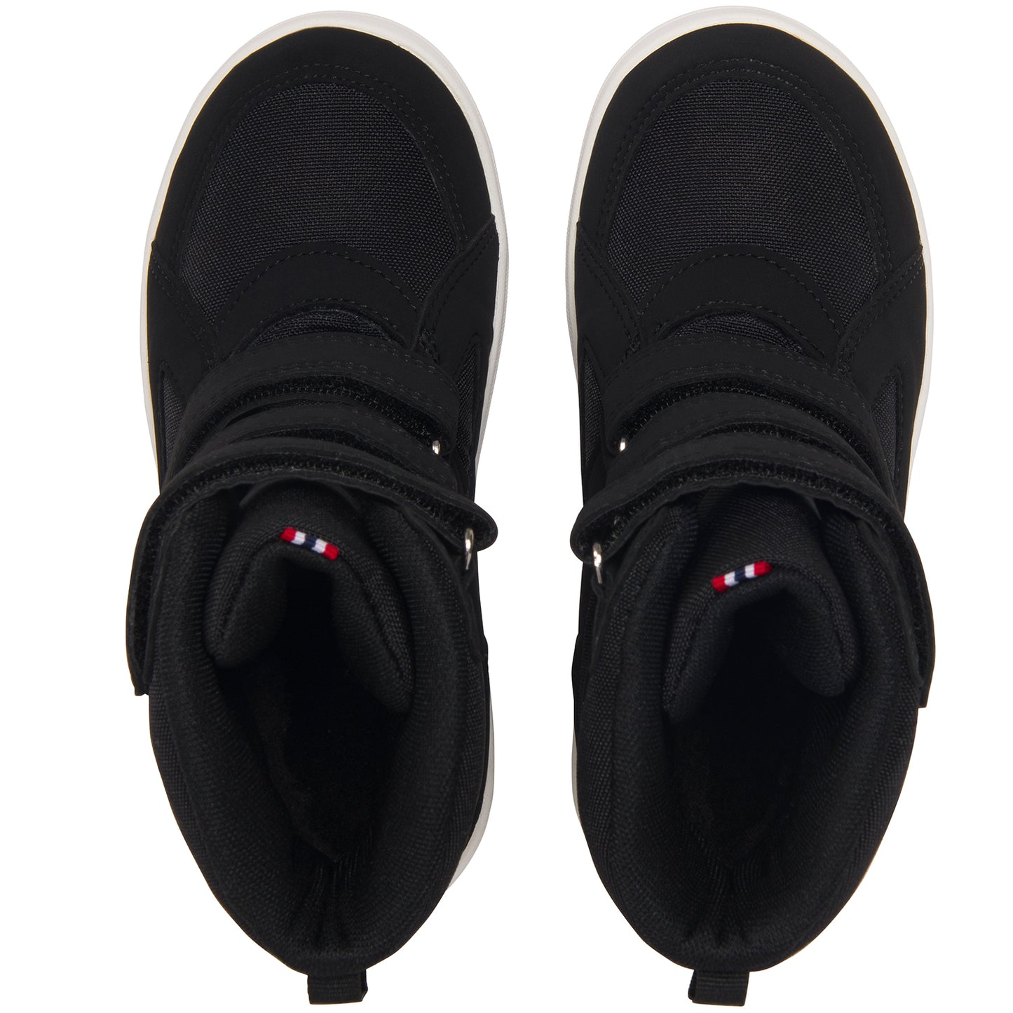 VIKING TEX FUN WARM WP 3V Stiefel in Alltagssituation bei Schnee und Kälte in schwarzer Optik