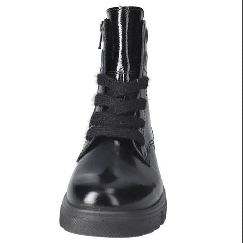 Vorderansicht eines schwarzen Ricosta TEX Stiefel SURI; glänzendes Obermaterial, Schnürung, robuste Profilsohle