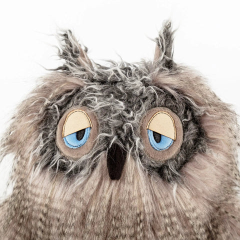 Detailaufnahme des Kopfes von Sigikid BEASTS Miss Night Owl Stofftier, graues Fell, blaue Augen.