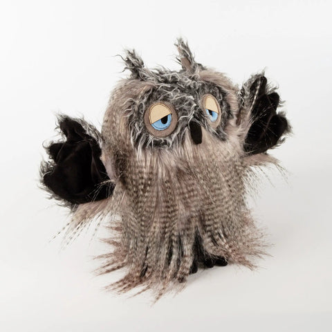 Vorderansicht eines Sigikid BEASTS Miss Night Owl Plüschtiers; graues Fell, beige Gesichtspartien, blaue Augen.