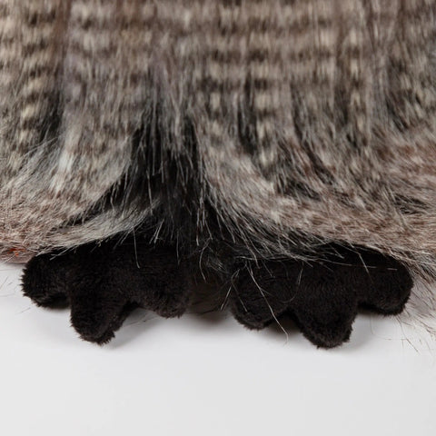 Detailaufnahme des Sigikid BEASTS Stofftiers Miss Night Owl – braunes und schwarzes Fell.