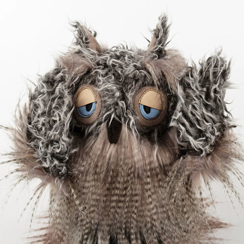 Stofftier SIGIKID Miss Night Owl BEASTS, Nahaufnahme des Gesichts mit grauem Fell, braunem Gesicht und blauen Augen.
