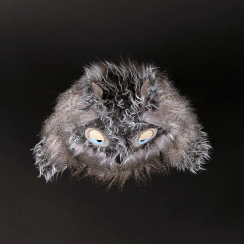 Vorderansicht des Sigikid BEASTS Miss Night Owl-Stofftiers; graues Fell, hellblaue Augen, beige Ohren.