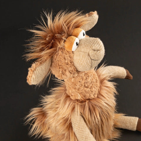 Stofftier von SIGIKID, BEASTS Sabber Lina; beige Corduroy-Körper, orange Mähne, große schwarze Augen.