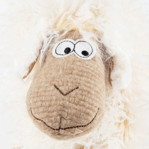 Vorderansicht eines Sigikid BEASTS Wish Moppel Plüschtieres; beige Fell, weiße Augen, schwarze Pupillen.