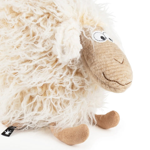 Detailaufnahme eines Sigikid BEASTS Wish Moppel Plüschtiers, beige Fell mit weißem Lockenpelz braune Schnauze, gestickte Augen.
