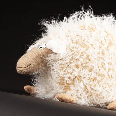 SIGIKID Beasts Wish Moppel Stofftier, Seitenansicht: beige Schnauze, weiß flauschiges Fell, sichtbare beige Füßchen.