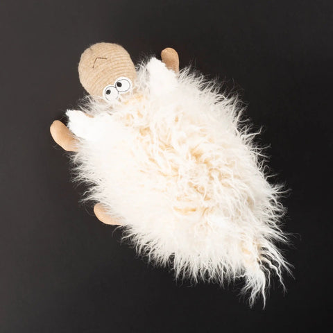 Nahaufnahme: Sigikid BEASTS Wish Moppel Stofftier mit beigem Strickkopf und weißem Flauschfell, große Augen.