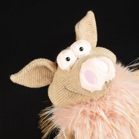 Detailaufnahme: Sigikid BEASTS SPOT HOG Stofftier, beige Corduroy-Fell, weiße Schnauze, schwarze Knopfaugen, pinke Pfoten.