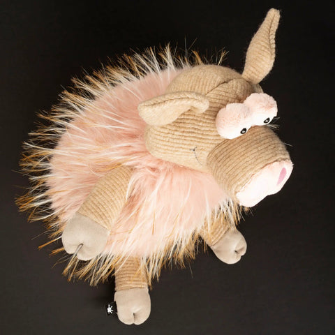 Seitenansicht eines Sigikid BEASTS Spot Hog Plüschtier; beiges Strickmaterial, rosa Mähne, sichtbare Augen, Stern-Label am Bein.