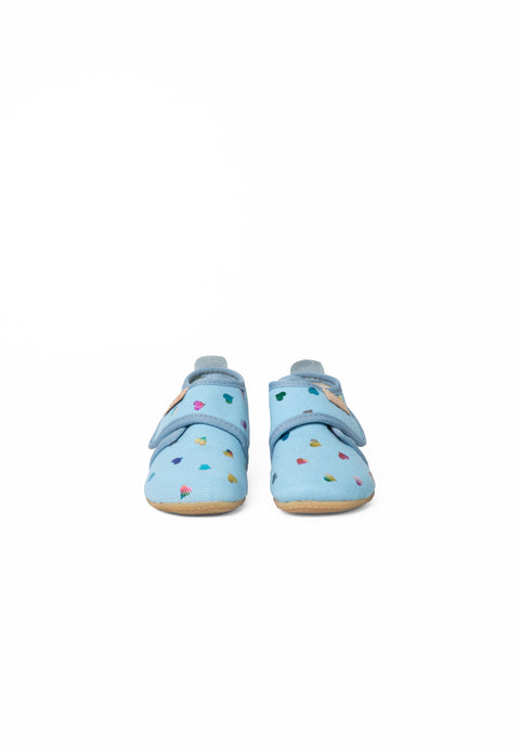 Gemütlicher Hausschuh mit hellblauem Herzdesign