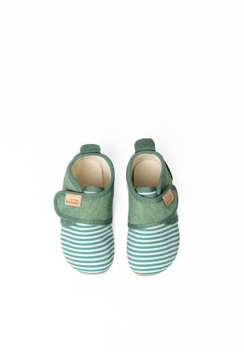 Hausschuh 4725/411 in grün mit weißen Streifen und rutschfester Sohle