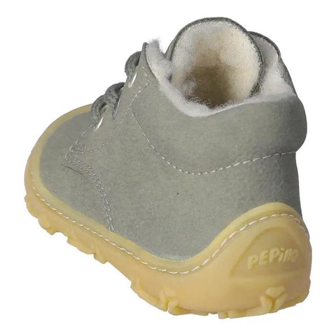 Seitenansicht des Ricosta Knöchelschuh COLIN in Salbei; graues Obermaterial, Schnürverschluss, beigefarbene Gummisohle.