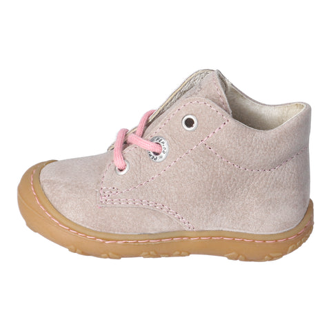 Detail of the adjustable velcro strap on RICOSTA Knöchelschuh CORY - kies / rosa for a secure and customizable fit