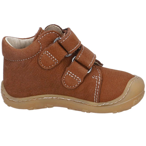 Seitenansicht des Ricosta Knöchelschuh CHRISY in schokobraun; zwei Klettverschlüsse, beigefarbene Sohle.