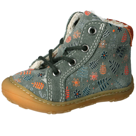 Herbstliche Outdoor-Darbstellung des RICOSTA GEORGINA Knöchelschuhs in Salbei, mit rostfarbenen Akzenten und Laubbildern für einen warmen Look