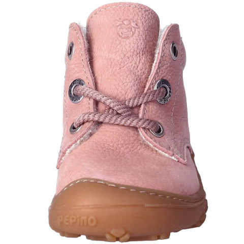 Vorderansicht des rosa Ricosta Knöchelschuh COLIN, rosafarbene Schnürung, Metallösen, braune Gummisohle.