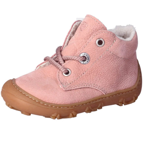 Seitliche Ansicht eines rosa Ricosta Knöchelschuh COLIN mit Schnürung und brauner Gummisohle