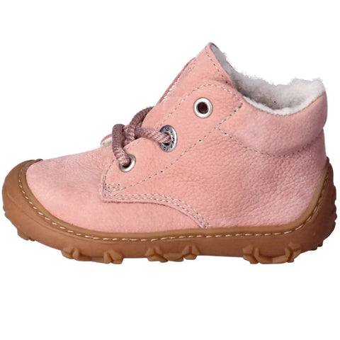 Seitenansicht des rosa Ricosta Knöchelschuhs COLIN mit brauner Laufsohle und Fellfutter.