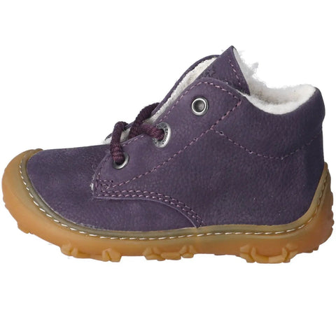 Seitenansicht des Ricosta Schuhe Modell COLIN in lila, mit weißem Innenfutter und gumfarbener Sohle.