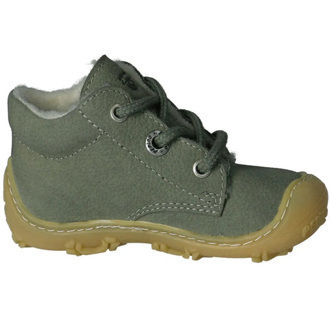 Seitenansicht des Ricosta Knöchelschuh COLIN in Salbei; Wildleder, Schnürung, beige Gummisohle, Innenfutter sichtbar.