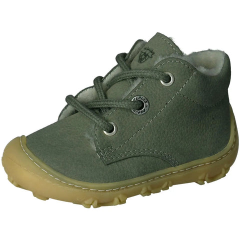 Seitenansicht des Ricosta Knöchelschuh COLIN in Salbeigrün Veloursleder; grüne Schnürsenkel, beigefarbene Gummi-Sohle.
