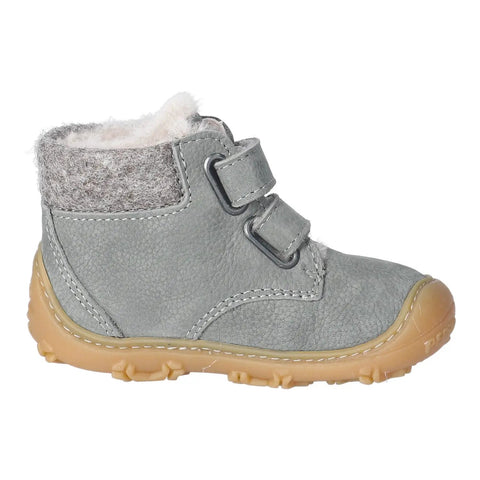 Seitenansicht des RICOSTA Barfuß-Knöchelschuh NICO - salbei, graues Leder, Klettverschluss, sandfarbene Sohle.