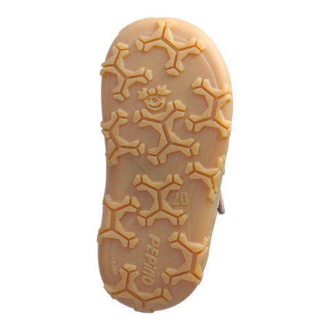 Detailaufnahme der Sohle eines RICOSTA NICO Barfuß-Knöchelschuhs in Salbei; beigefarbene Sohle mit hexagonalem Profil, Markenlogo sichtbar.