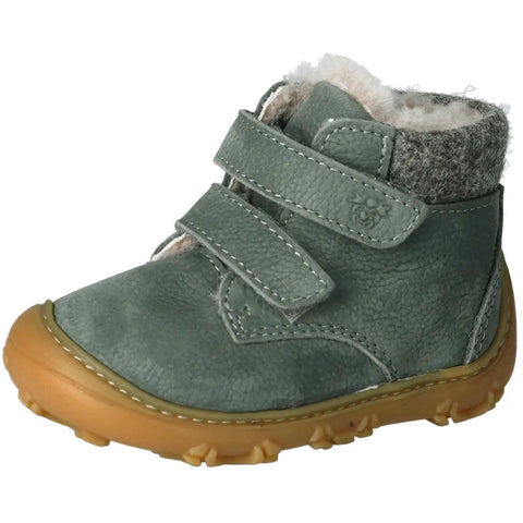 Seitenansicht: RICOSTA Barfuß-Knöchelschuh NICO in Salbei, grünes Leder, zwei Klettverschlüsse, hellbraune Gummi-Sohle.
