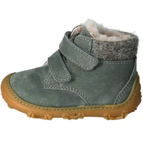Seitenansicht des RICOSTA Barfuß-Knöchelschuh NICO in Salbei mit Klettverschluss, Fellfutter und brauner Sohle.