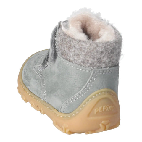 Seitenansicht des Ricosta Barfuß-Knöchelschuh Modell NICO in Salbei; graues Obermaterial, Fellfutter, beigefarbene Sohle